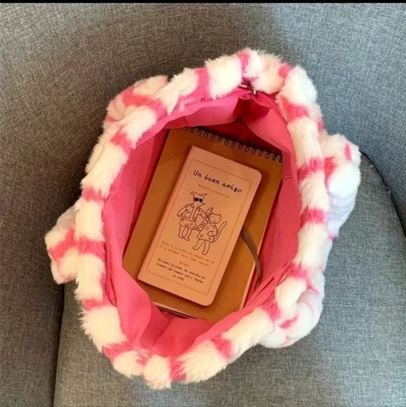 Hello kitty fur purse Hello kitty purse Hello kitty purse Hello kitty pu… - Picture 2 of 6